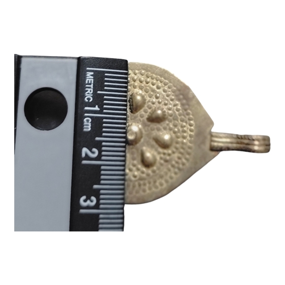 *New*  Unique Vintage Silver Metal  Embossed Charms/Pendants (6 Pairs per bag) - Picture 5 of 6